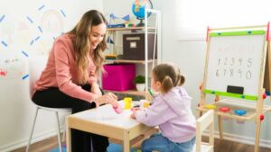 therapist working on an early intervention ABA therapy with little kid.