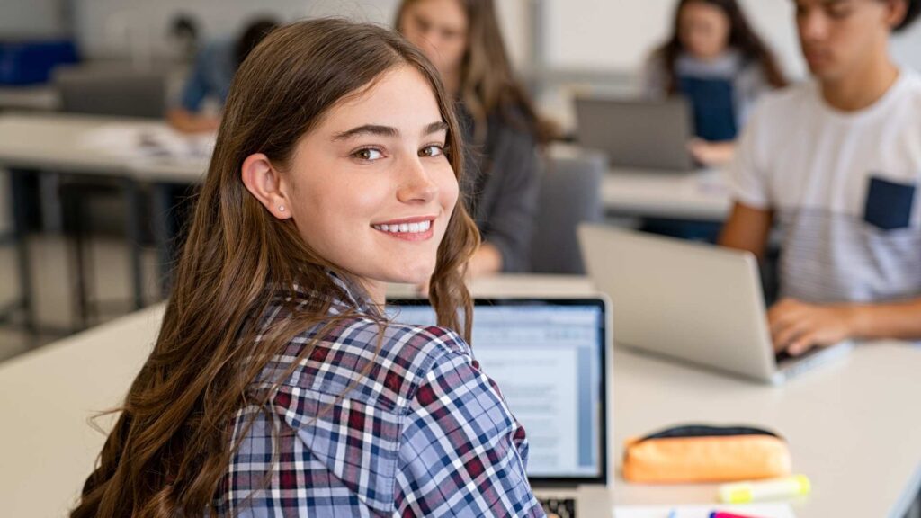 Adultos Jóvenes con Autismo en la Universidad: 4 Estrategias para el Éxito